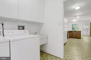 923 Harriman St, Great Falls, VA 22066 - Photo 13