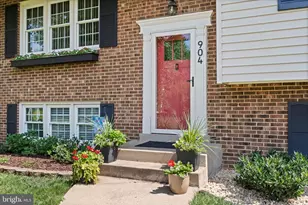 904 Dunbarton Ct, Herndon, VA 20170 - Photo 5