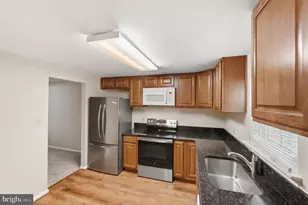 10065 Chestnut Wood Ln, Burke, VA 22015 - Photo 7