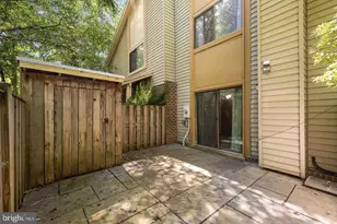 10673 Spring Oak Ct, Burke, VA 22015 - Photo 7