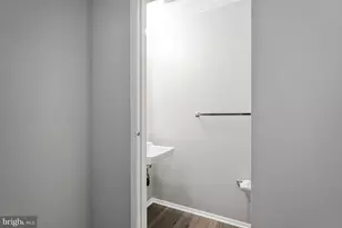8025 Tyson Oaks Cir, Vienna, VA 22182 - Photo 27