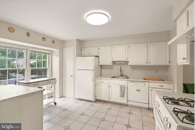 7877 Hampton Village Pass, Annandale, VA 22003 - Photo 3