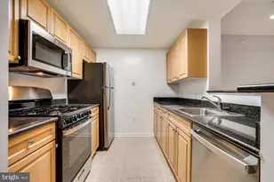 2726 Gallows Rd, Vienna, VA 22180 - Photo 3