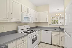 13096 Marcey Creek Rd, Herndon, VA 20171 - Photo 9