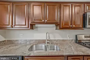 7177 Lake Cove Dr, Alexandria, VA 22315 - Photo 9