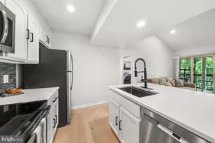12151 Penderview Ln, Fairfax, VA 22033 - Photo 11