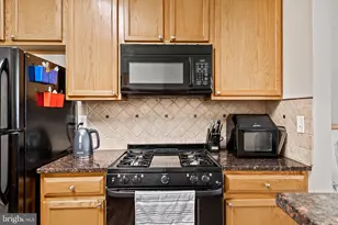 8202 Catbird Cir, Lorton, VA 22079 - Photo 3