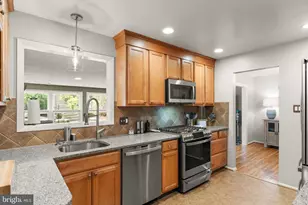 8632 Kerry Ln, Springfield, VA 22152 - Photo 17