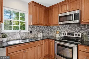 6815 Malton Ct, Centreville, VA 20121 - Photo 5