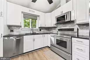 8110 Springfield Village Dr, Springfield, VA 22152 - Photo 13