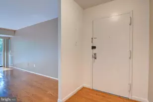 2052 Royal Fern Ct, Reston, VA 20191 - Photo 3