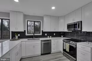 10422 Woodbury Woods Ct, Fairfax, VA 22032 - Photo 9