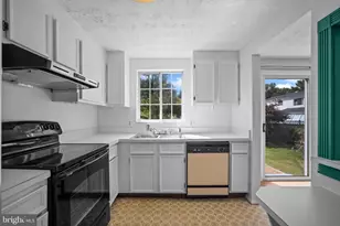 9715 Water Oak Dr, Fairfax, VA 22031 - Photo 13