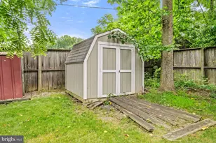 8000 Sandburg Ct, Dunn Loring, VA 22027 - Photo 15