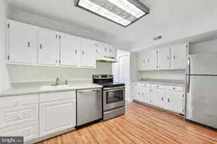 9715 Kings Crown Ct, Fairfax, VA 22031 - Photo 5