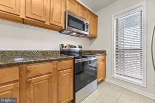 3175 Summit Square Dr, Oakton, VA 22124 - Photo 7