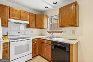 5834 Waterdale Ct, Centreville, VA 20121 - Photo 11