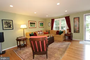 9041 White Rose Ln, Fairfax, VA 22031 - Photo 3