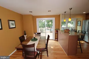 9041 White Rose Ln, Fairfax, VA 22031 - Photo 5