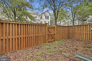 1986 Logan Manor Dr, Reston, VA 20190 - Photo 35