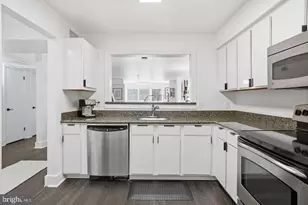 3179 Summit Square Dr, Oakton, VA 22124 - Photo 5