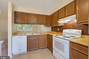 8284 Crestmont Cir, Springfield, VA 22153 - Photo 7