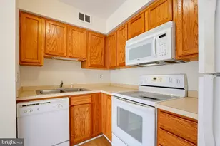 5800 Royal Ridge Dr, Springfield, VA 22152 - Photo 3