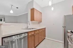 2204 Westcourt Ln, Herndon, VA 20170 - Photo 3