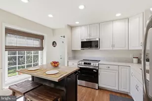 11800 Briar Mill Ln, Reston, VA 20194 - Photo 9