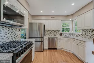 3198 Kinross Cir, Herndon, VA 20171 - Photo 9