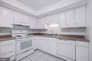 5806 High Bluff Ct, Burke, VA 22015 - Photo 13
