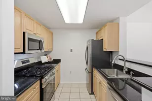 2726 Gallows Rd, Vienna, VA 22180 - Photo 11