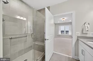 21630 Hawksbill High Cir, Sterling, VA 20164 - Photo 25