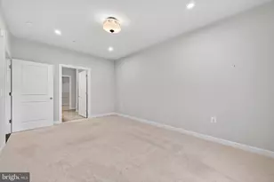 21630 Hawksbill High Cir, Sterling, VA 20164 - Photo 17