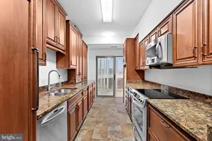 19375 Cypress Ridge Terrace, Leesburg, VA 20176 - Photo 5