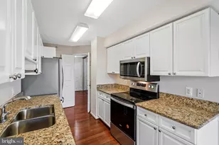 19385 Cypress Ridge Terrace, Leesburg, VA 20176 - Photo 9