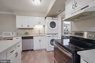 1021 Brixton Ct, Sterling, VA 20164 - Photo 7