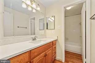 302 Giles Pl, Sterling, VA 20164 - Photo 9