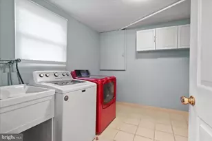 207 N Laura Anne Dr, Sterling, VA 20164 - Photo 33