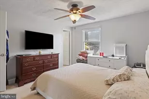 207 N Laura Anne Dr, Sterling, VA 20164 - Photo 17