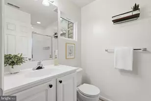 22987 Fontwell Square, Sterling, VA 20166 - Photo 21