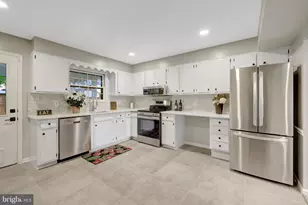 104 W Amhurst Pl, Sterling, VA 20164 - Photo 11