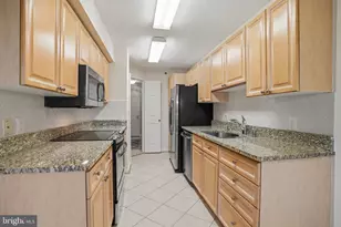 19385 Cypress Ridge Terrace, Leesburg, VA 20176 - Photo 9