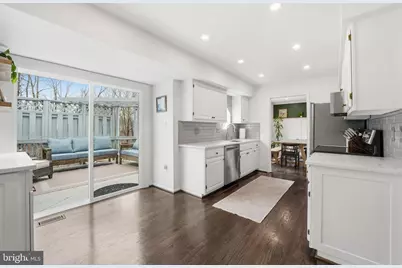 10172 Yorktown Way, Great Falls, VA 22066 - Photo 7