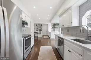 10172 Yorktown Way, Great Falls, VA 22066 - Photo 9