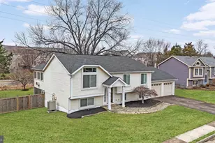 22216 Stablehouse Dr, Sterling, VA 20164 - Photo 5