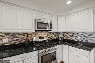 102 Evergreen St, Sterling, VA 20164 - Photo 17