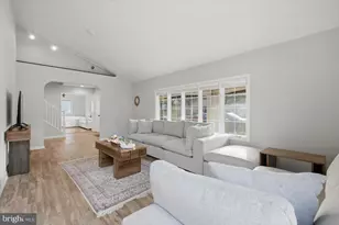 105 Baker Ln, Sterling, VA 20164 - Photo 5