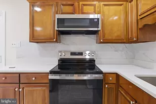 102 N Duke Dr, Sterling, VA 20164 - Photo 9