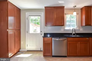 27 Marian Ct, Sterling, VA 20165 - Photo 11